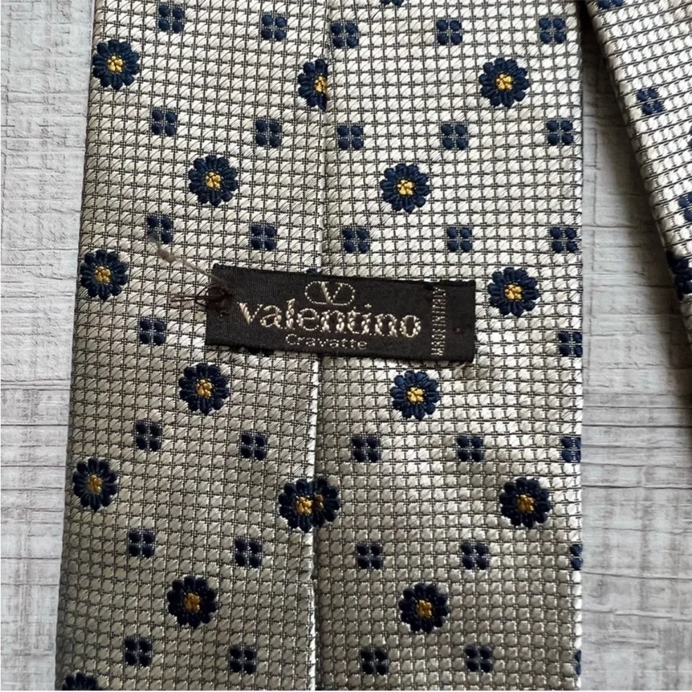 VINTAGE VALENTINO Metallic Gold Floral Tie - Picture 9 of 12